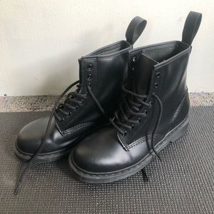 Mono black 1460 Dr. Martens
